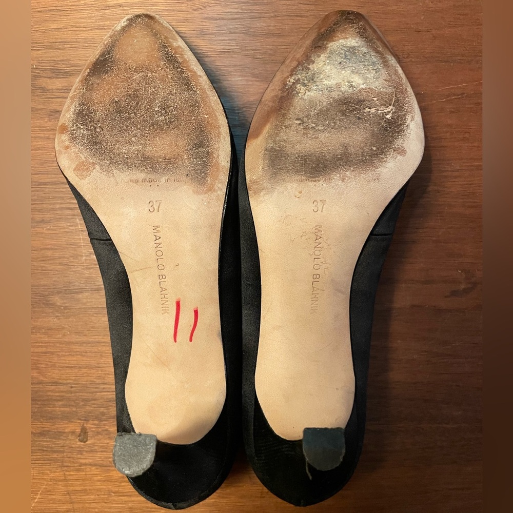 MANOLO BLAHNIK BLACK SATIN SEMI-ROUND TOE HEEL PUMP - Picture 7 of 11